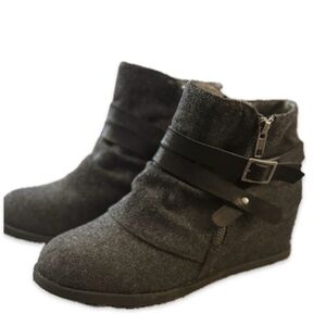 JellyPop Brand Gray Felt Wedge Booties with Strap detail. SZ 7.5